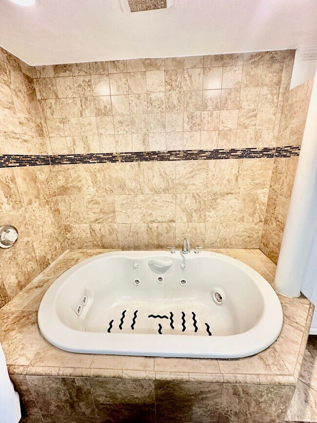 Building Photo - Charming Northwest Fresno 3/2