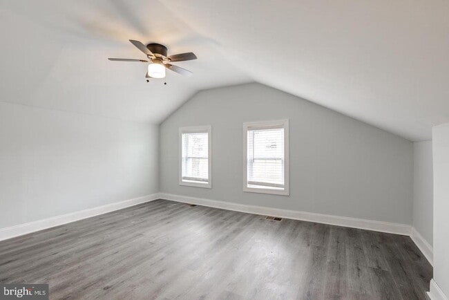 Building Photo - 608 E 9th St