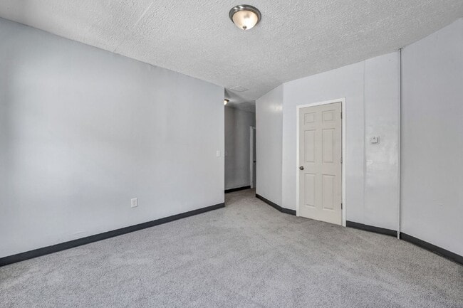 Building Photo - Spacious 5 Bedroom - Vouchers Accepted