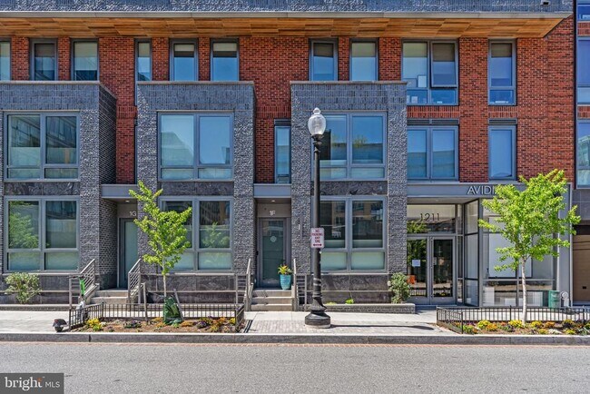 Building Photo - 1211 Van St SE