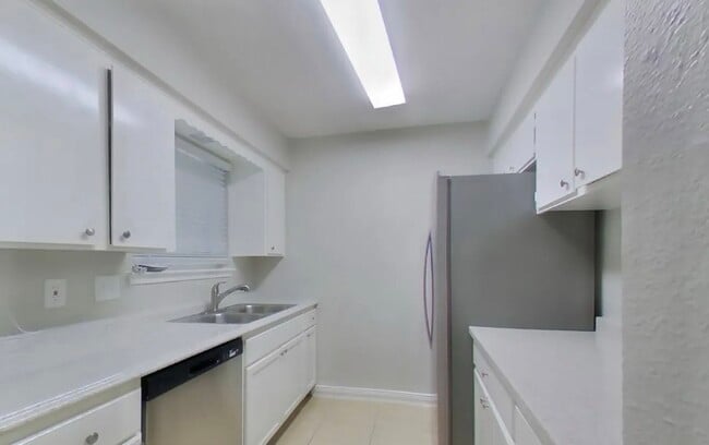 Building Photo - AVAILABLE NOW