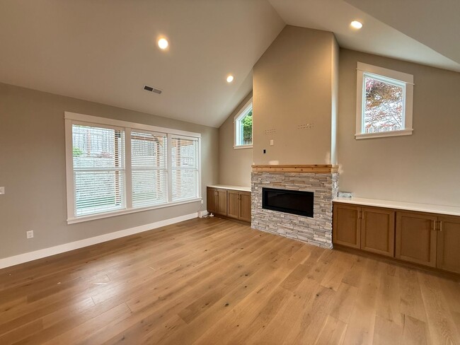 Building Photo - Elegant and Luxurious Cottage Grove Home