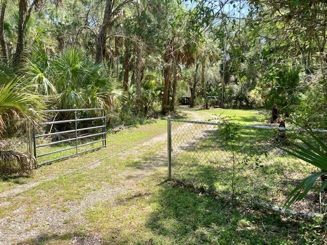 Building Photo - Captains' Lodge Old Homosassa