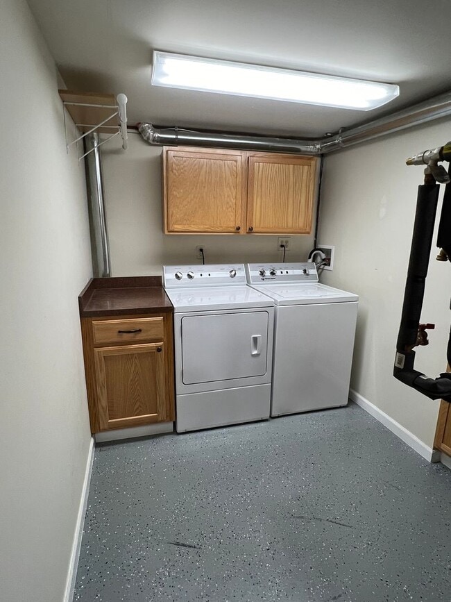 Building Photo - Quiet 2 bedroom with utilities included