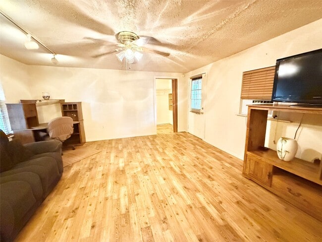 Building Photo - 2501 Shady Creek Ln