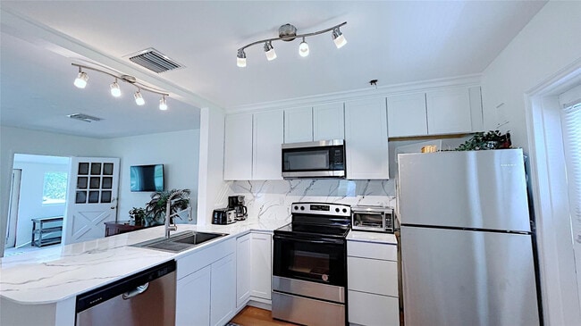 Building Photo - 342 SW 2nd Ave