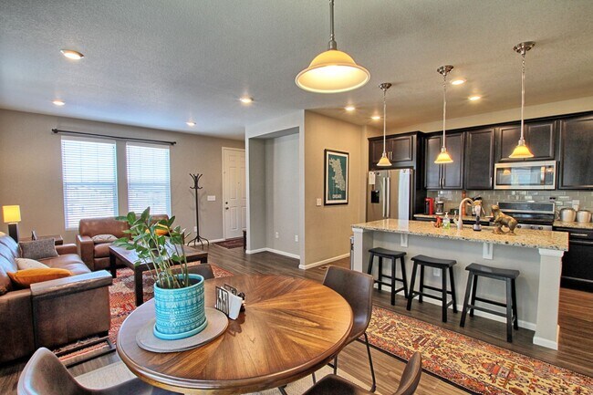 Building Photo - 3 bed 2.5 bath Castle Rock Townhome in the Meadows