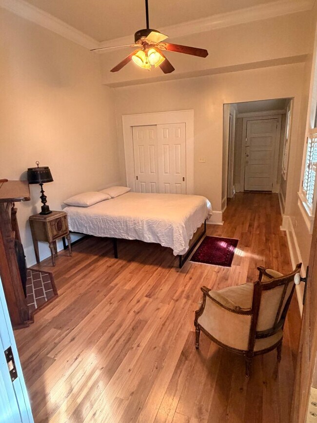 Building Photo - Gorgeous 1BD/1.5BA Uptown