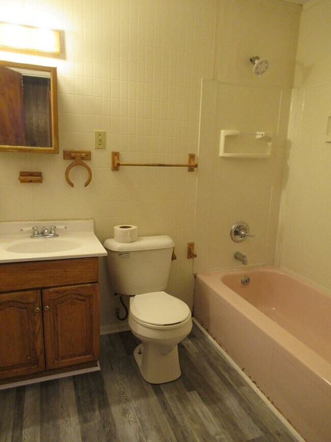 Building Photo - 3 br, 1 bath House - 551 East 12th