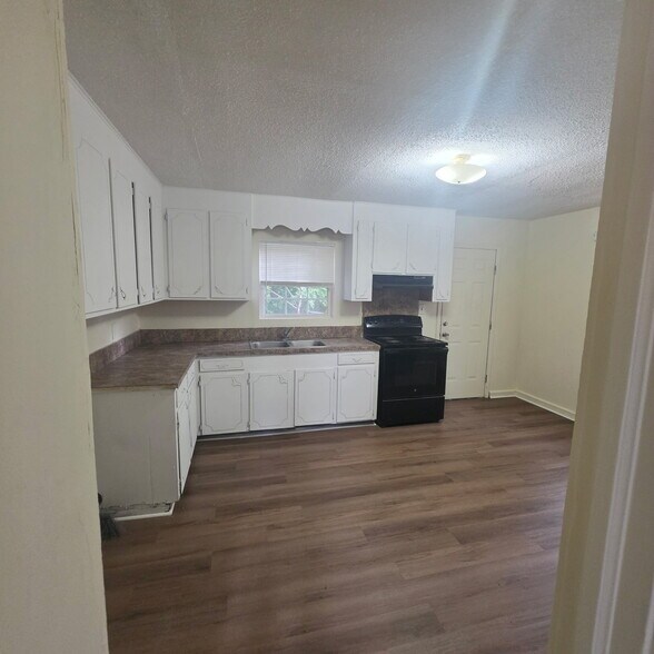 Building Photo - 5534 Flanders Ave