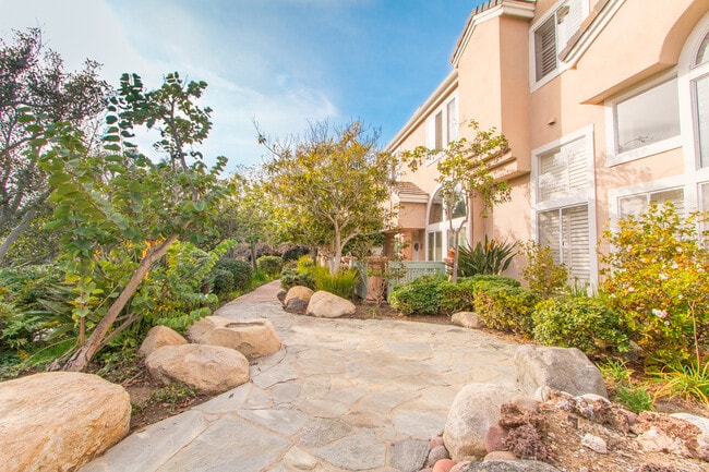 Building Photo - Tri-Level 3 bedroom 3 bath Home in Heart o...