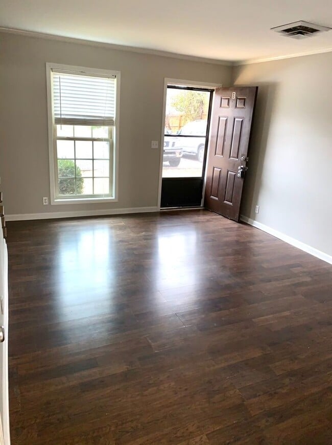 Building Photo - Inglewood 2 BR 1.5 Bath duplex available O...