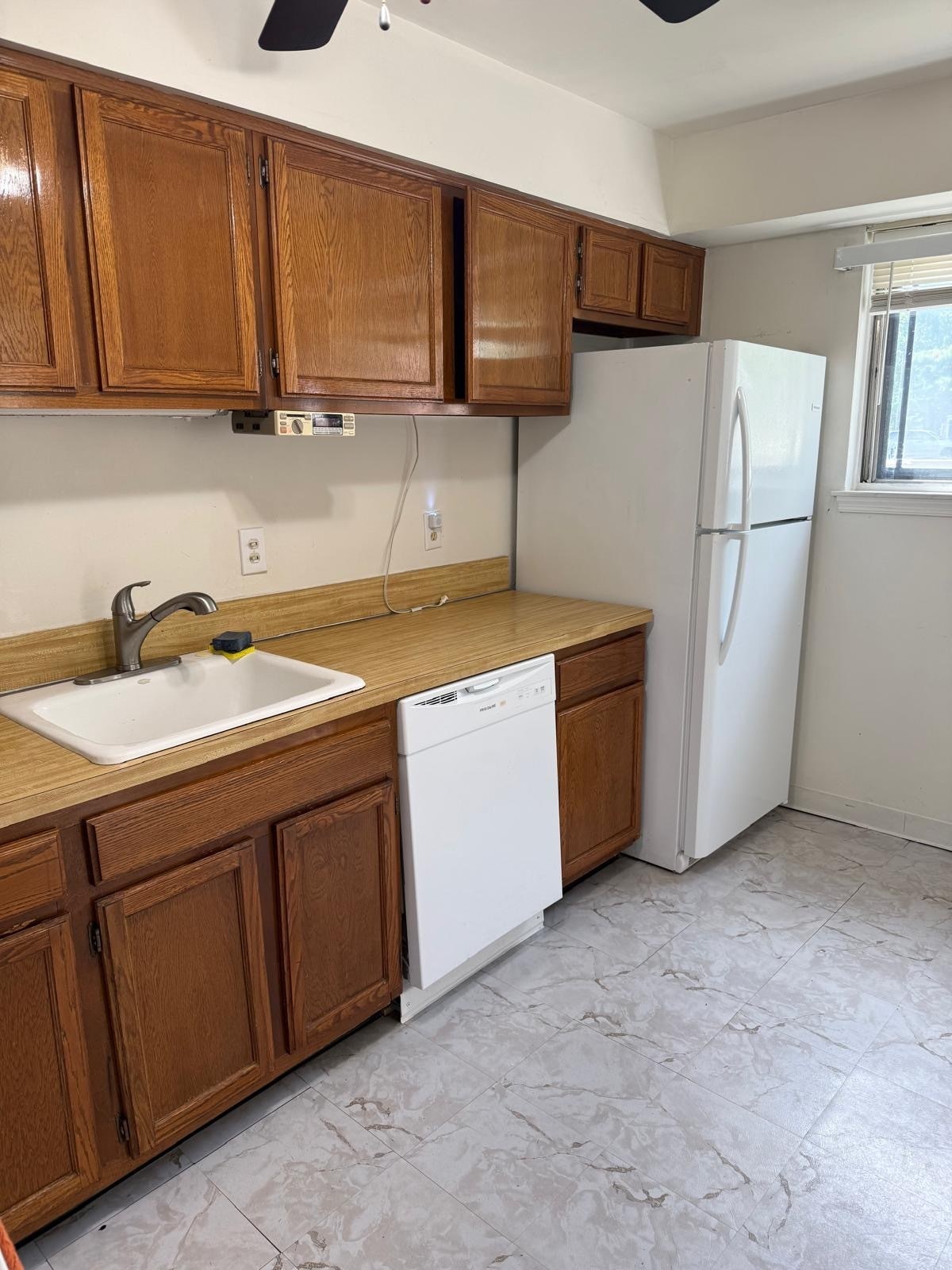 Kitchen with all appliances - 149 Echelon Rd