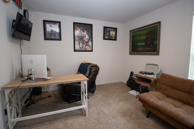 Building Photo - Stylish & Spacious Pet-Friendly Home in Bo...
