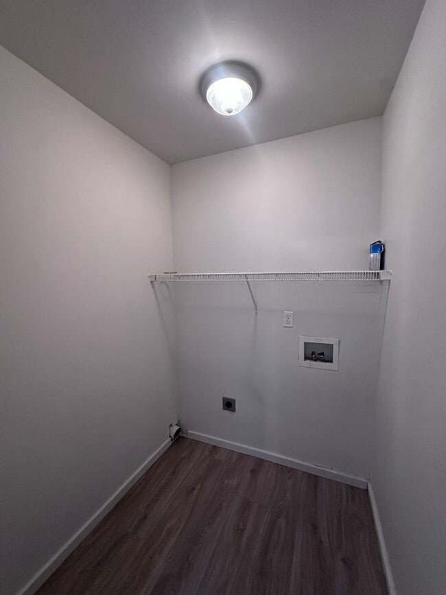 Building Photo - Newly Updated 3 Bedroom Available 12/1