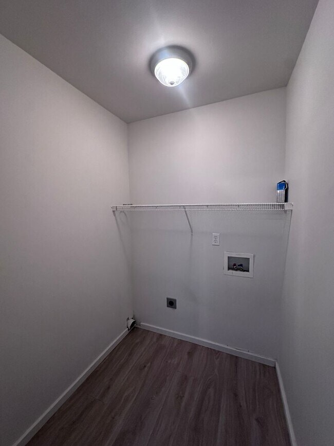 Building Photo - Newly Updated 3 Bedroom Available NOW