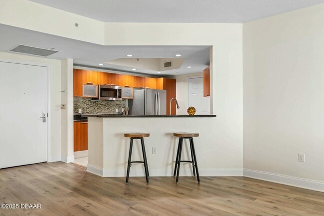 Building Photo - 231 Riverside Dr