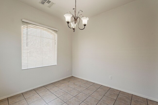 Building Photo - 3 Bed 2 Bath - New Kitchen Appliances\Carp...