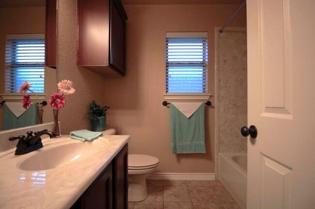 Building Photo - AVAILABLE NOW!