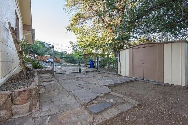 Building Photo - 414 W Leroux St