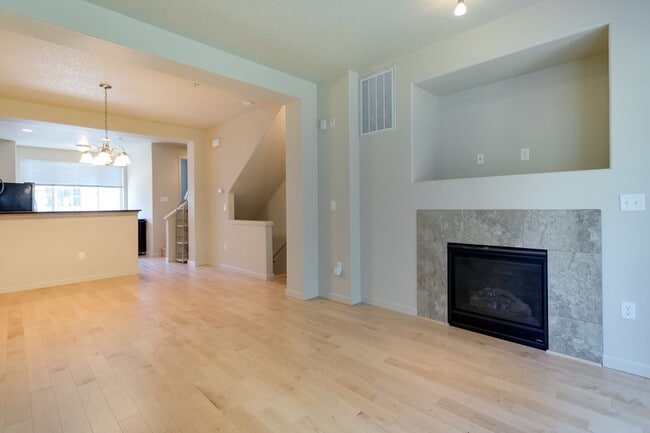 Building Photo - Beautiful Townhouse Available in Cedar Mill!