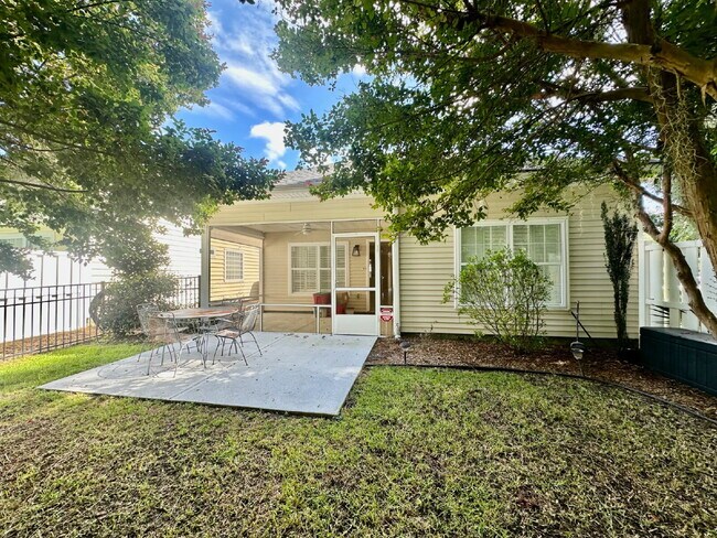 Building Photo - Charming Two Bedroom Home in Pinecrest!