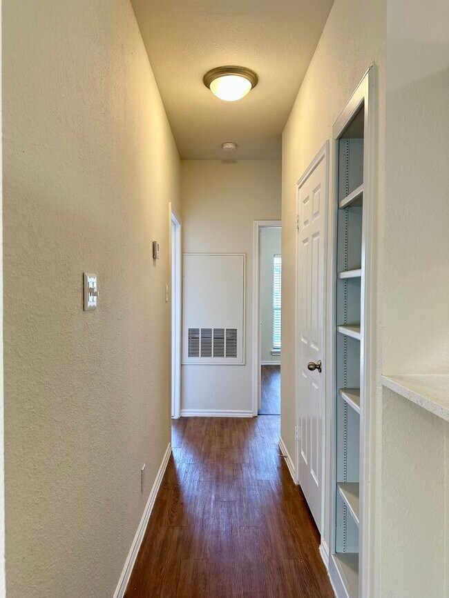 Building Photo - Remodeled 2/2 Condo in West Campus