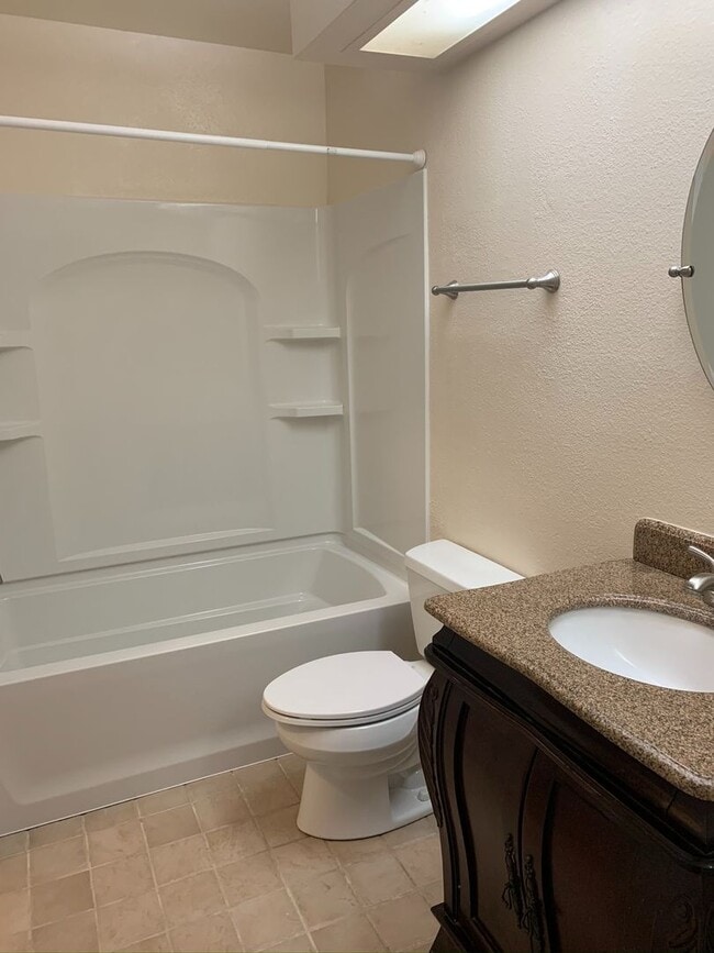 Building Photo - 2 bed / 2 bath unit in RSM available August 6th!!