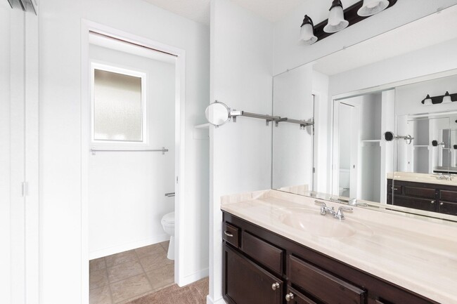 Building Photo - Top Floor 2 BD 2 BA Redmond Condo with Vau...