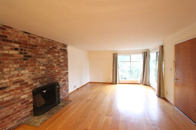 Building Photo - Contemporary North Berkeley 2 Bedroom Condominium