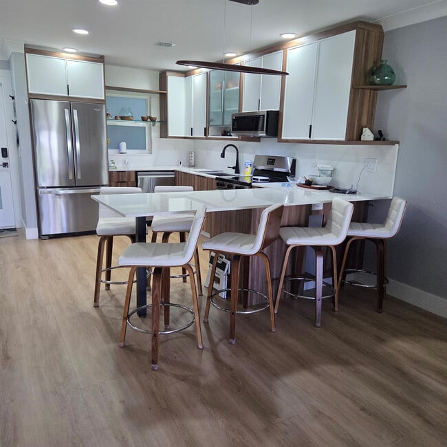 Building Photo - 300 SW Golfview Terrace