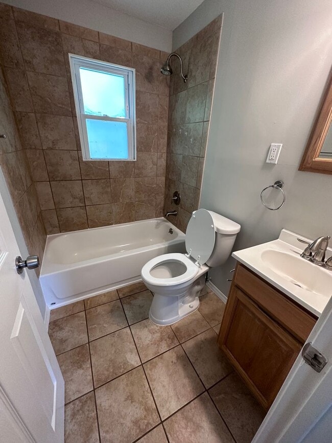 Building Photo - $900 - 2 bed 1 bath - Home with a fenced y...