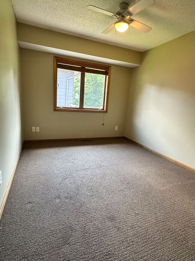 Building Photo - Maple Grove Single Family Home, Office, Fa...