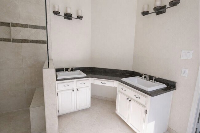 Building Photo - 702 Epperson Way