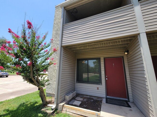 Building Photo - College Station - 2 bed/1.5 bath end unit ...