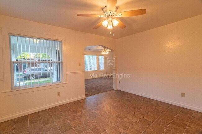 Building Photo - 325 E Mariposa Ave