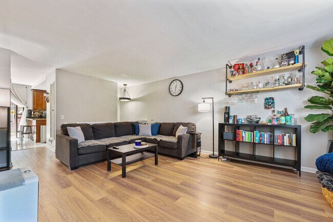 Building Photo - Charming 3-Bedroom Home in Gated South Par...