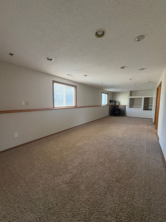 Building Photo - 3 BED | 2 BATH | SPLIT-FOYER HOME | RAPID VALLEY