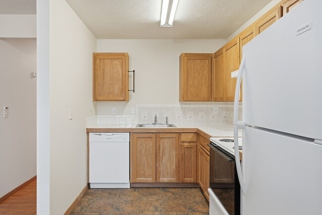 Building Photo - 13221 E 31st Ct