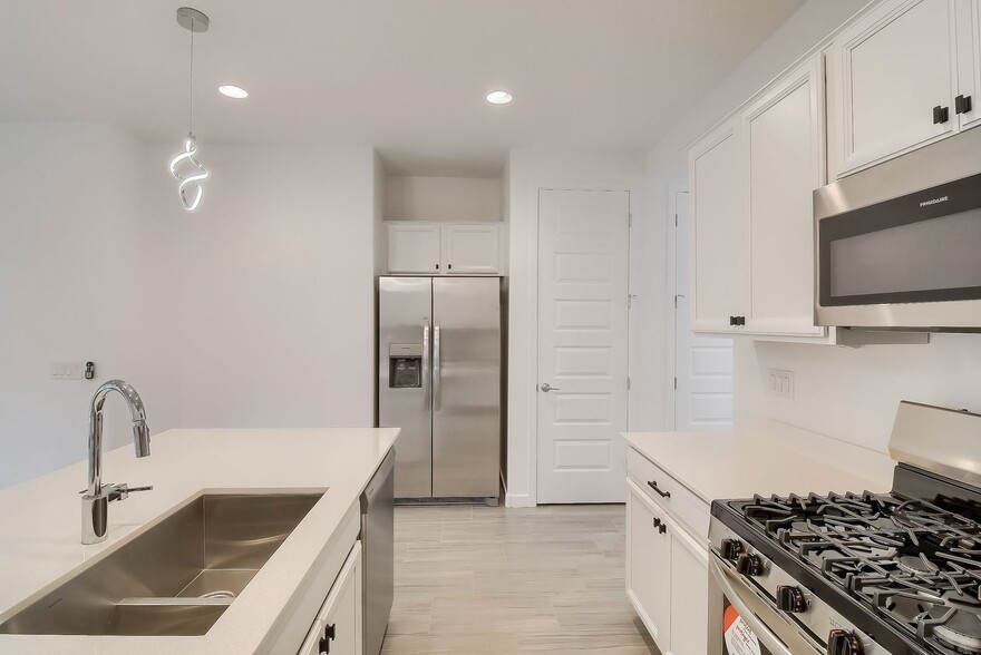 Building Photo - 8917 W Palo Verde Dr
