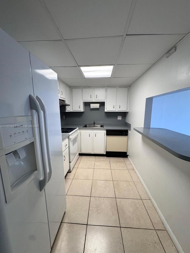 Building Photo - 4174 Inverrary Dr