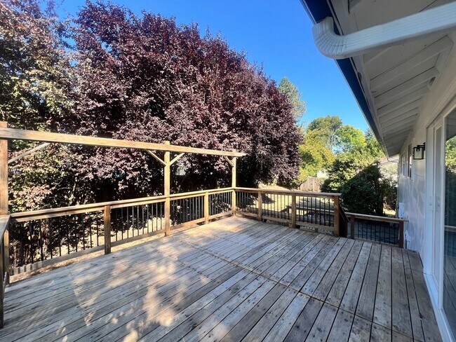 Building Photo - Mini Mansion in Salmon creek in mature nei...