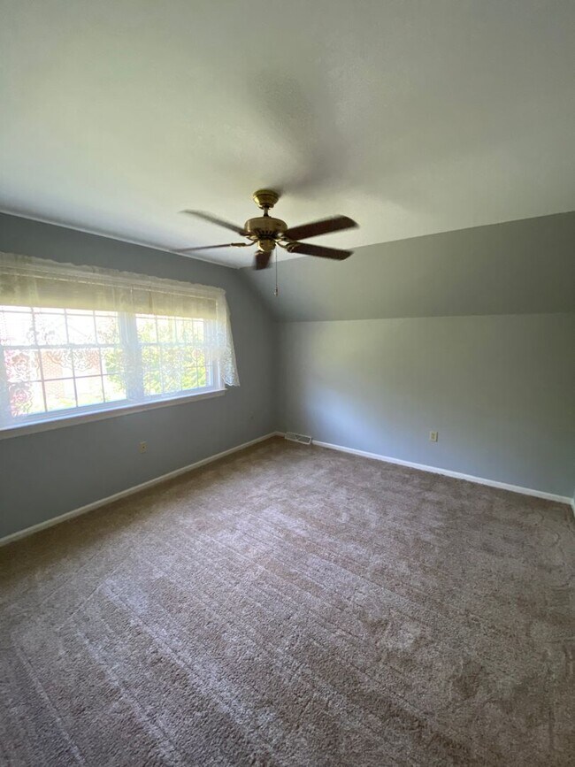 Building Photo - Beautiful 3 BR End Unit Townhouse in Summit Hills!