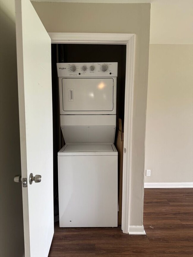 Building Photo - 2 Bedroom Unit was recently renovated. Liv...