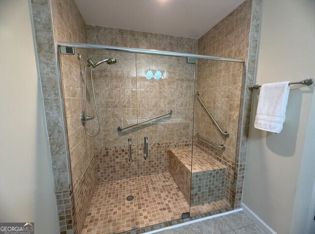 Building Photo - 70 Golden Oaks Dr