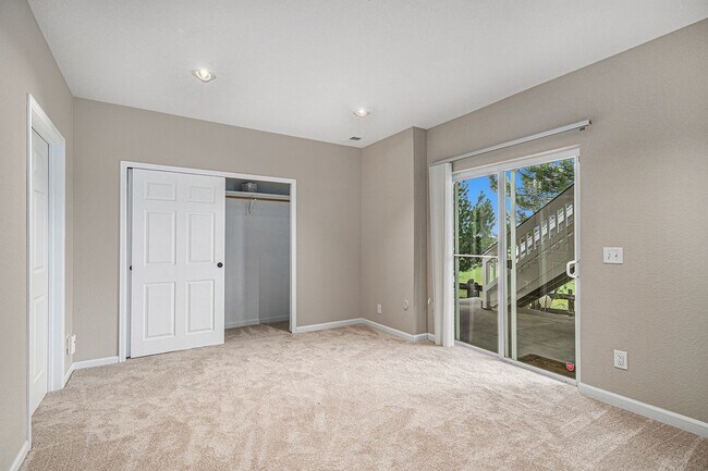 Building Photo - 4 bed/4 bath, Three Story Home Backing to ...