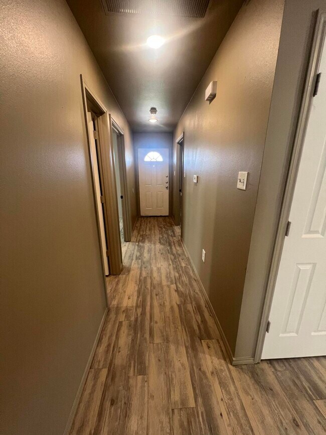 Building Photo - 1505 E 6th St