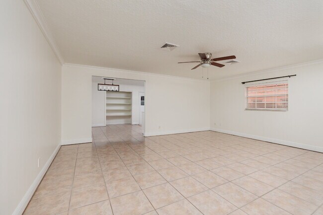 Building Photo - Charming single-family home nestled in des...