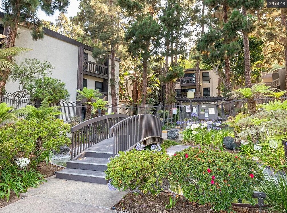 Building Photo - 8650 Gulana Ave