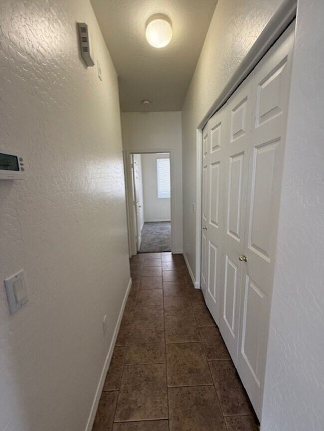 Building Photo - REDUCED!! 3 Bed 2 Bath Available Now!! Con...